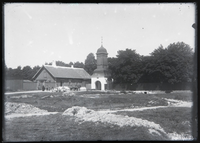 Tallinn, Kalamaja cemetery gate.