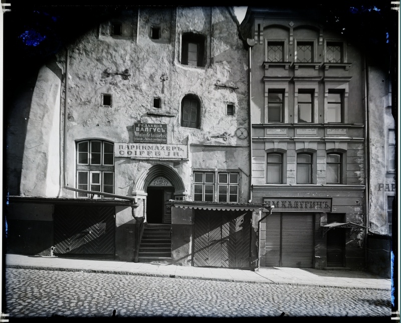View of the entrances of buildings on the neck of Old Market.