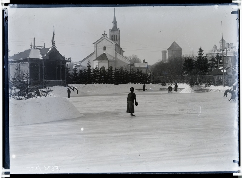View on Jaan Street (Pärnu mnt) - behind Jaan Church, front slider with swimming pools.