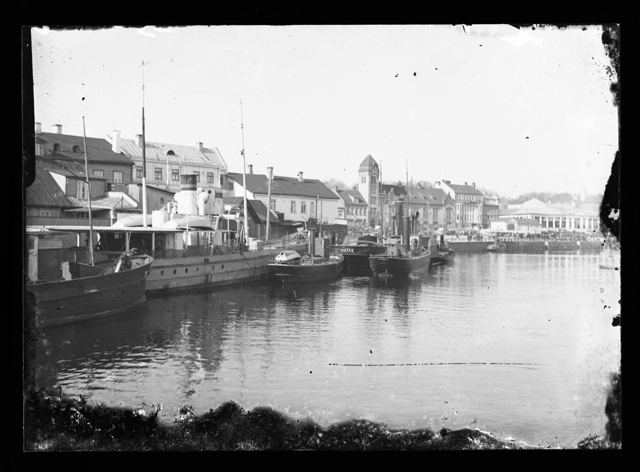 City view, ships at the river port.