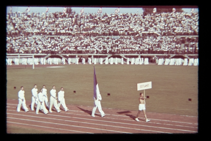 Üliõpilasspordipidu Viinis 1939, eestlased staadionil avamisüritusel.