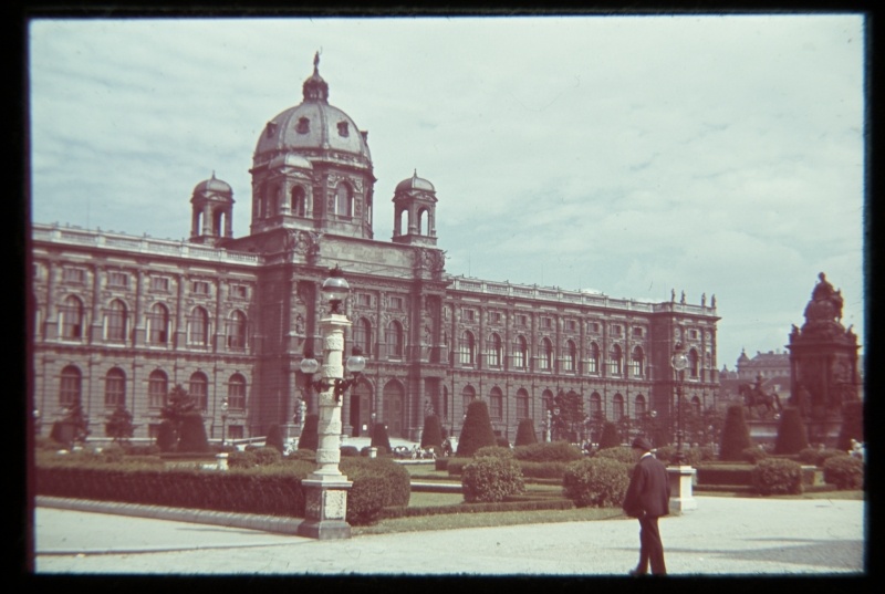 Viini Loodusajaloo Muuseumi esifassaad, paremal Maria Teresa monument.