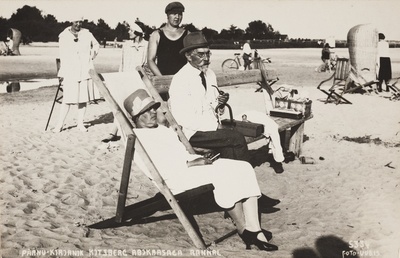 August Kitzberg koos abikaasaga Pärnu rannas  duplicate photo