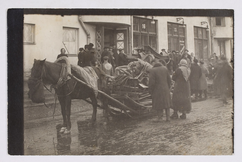 Tallinn Estonian Museum moves from "Estonia" theatre house to Kadrioru Castle in 1921.