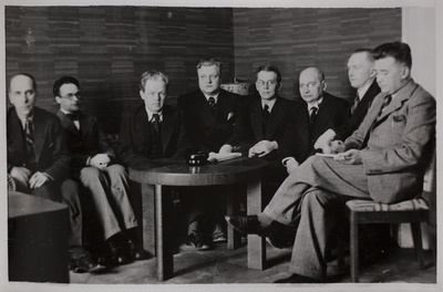 Eesti Kirjanikkude Liidu juhatuse vahetusel kevadel 1939. Johannes Semper, Heiti Talvik, Peet Vallak, August Jakobson, Friedebert Tuglas, August Alle, Erni Hiir, Mihkel Jürna  duplicate photo