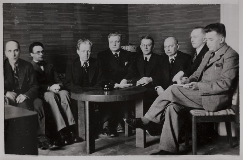 Eesti Kirjanikkude Liidu juhatuse vahetusel kevadel 1939. Johannes Semper, Heiti Talvik, Peet Vallak, August Jakobson, Friedebert Tuglas, August Alle, Erni Hiir, Mihkel Jürna
