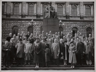 Eesti-Soome rahvuslike teaduste uurijate kongressist osavõtjad Soome Panga ees 2. juunil 1939  duplicate photo