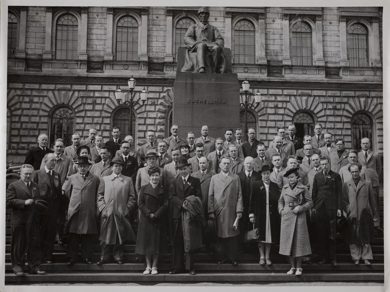 Eesti-Soome rahvuslike teaduste uurijate kongressist osavõtjad Soome Panga ees 2. juunil 1939