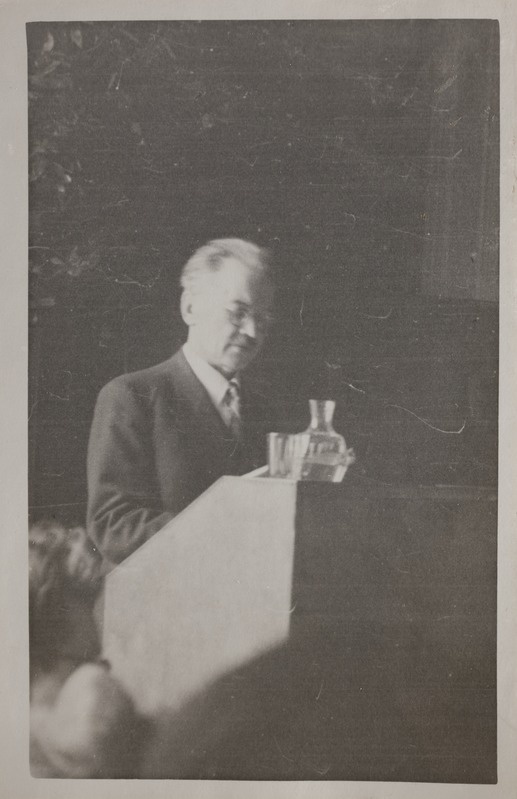 Friedebert Tuglas kõnelemas Teaduste Akadeemias 25. apr. 1947. (Eduard Vilde kujunemisest sotsialistlikuks kirjanikuks.)