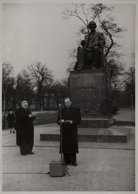 Friedrich Reinhold Kreutzwaldi ausamba avamine Kadriorus 1958. Esialal Aleksander Hendrikson ja Paul Rummo  duplicate photo