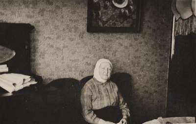 Ema toas istumas  duplicate photo