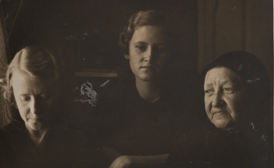 Selma Kurvits, Marie Oinas  duplicate photo