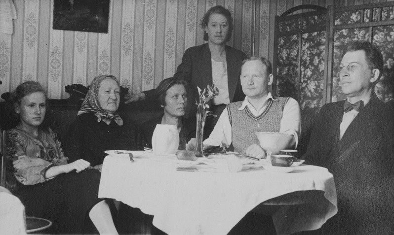 Tii Oinas, Marie Oinas, Alma Ostra-Oinas, Elo Tuglas, Aleksander Oinas, Friedebert Tuglas