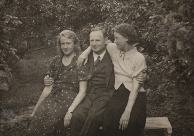 Selma Kurvits ja Aleksander Oinas Eloga aias  similar photo