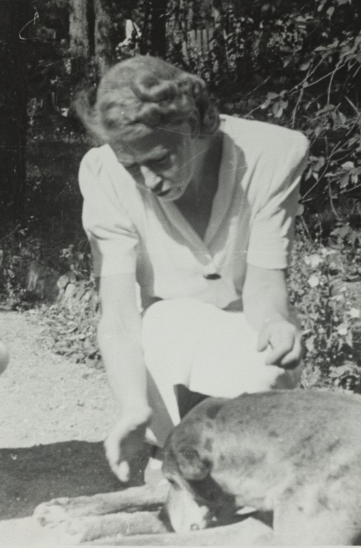 Elo Tuglas koeraga koduaias 1948. aastal