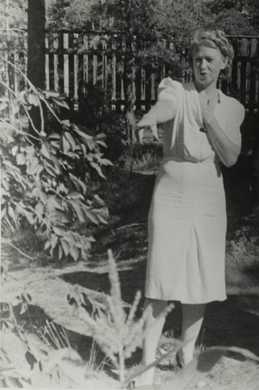 Elo Tuglas koduaias 1948. aastal