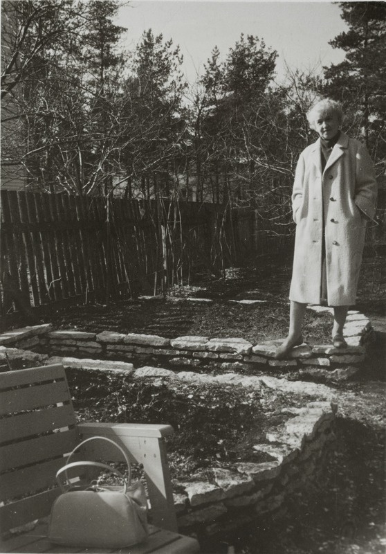 Elo Tuglas koduaias Rahumäel