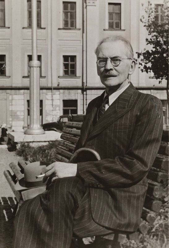 Friedebert Tuglas Tartu raekoja taga 1954