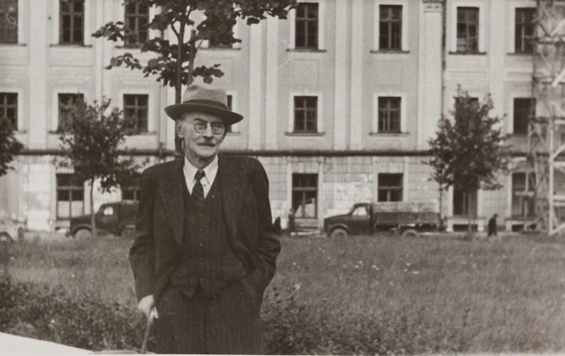 Friedebert Tuglas Tartu raekoja taga 1954