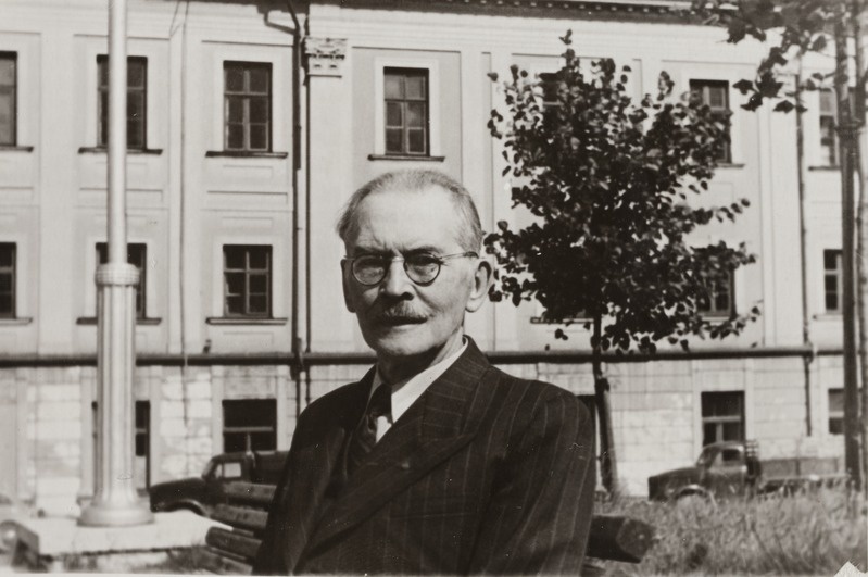 Friedebert Tuglas Tartu raekoja taga 1954