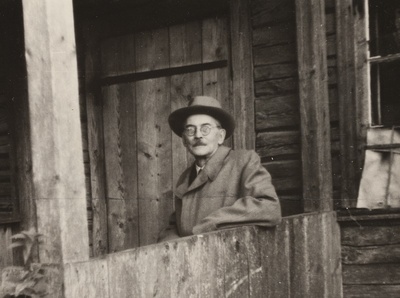 Friedebert Tuglas Karilastis, endise elamu rõdul 1955  duplicate photo