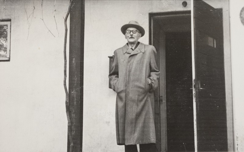 Friedebert Tuglas korteri uksel 1958