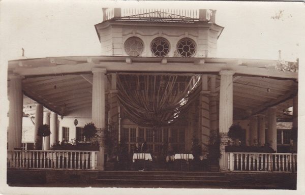 Narva-jõesuu. Coursal balcony