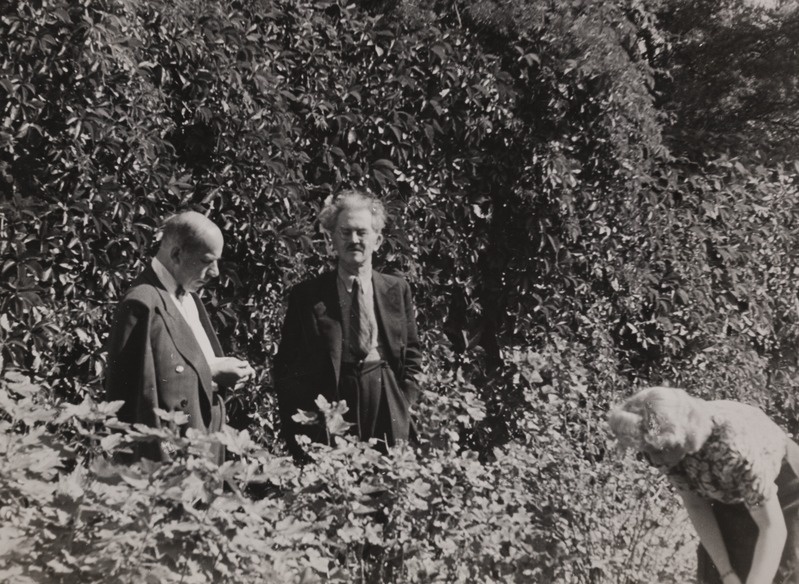 Johannes Semper, Friedebert ja Elo Kurvits õite keskel