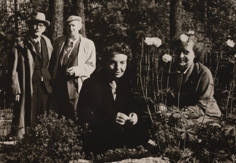 Friedebert Tuglas, Linda Vilmre ja Elo Kurvits suvises aias