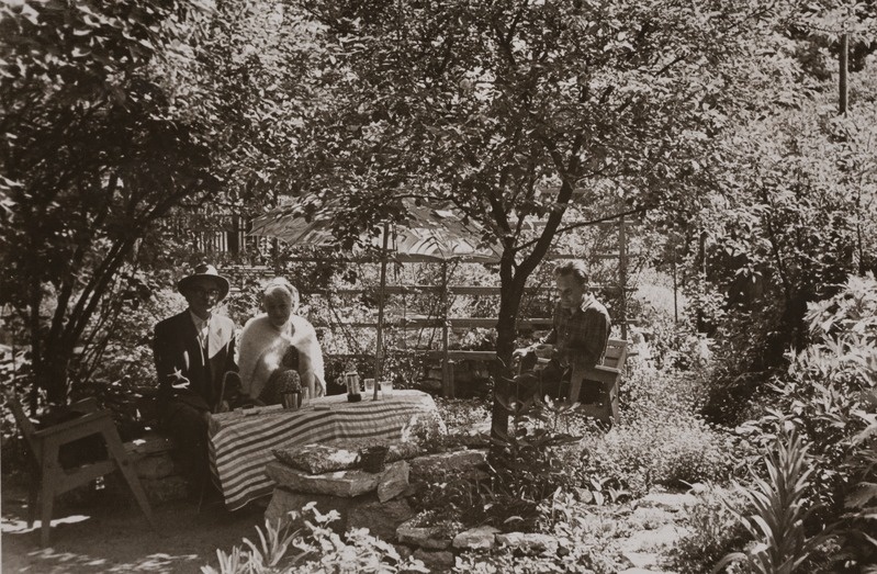 Tuglased ja ... aias istumas