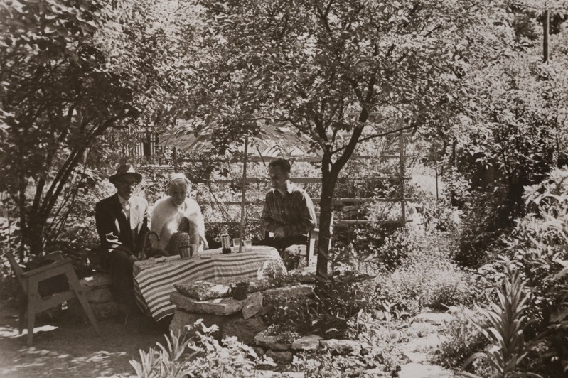 Tuglased ja ... aias istumas