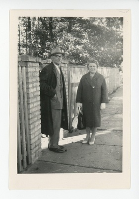 Friedebert Tuglas ja Irja Harmas Tuglase aia väraval, 1962  duplicate photo