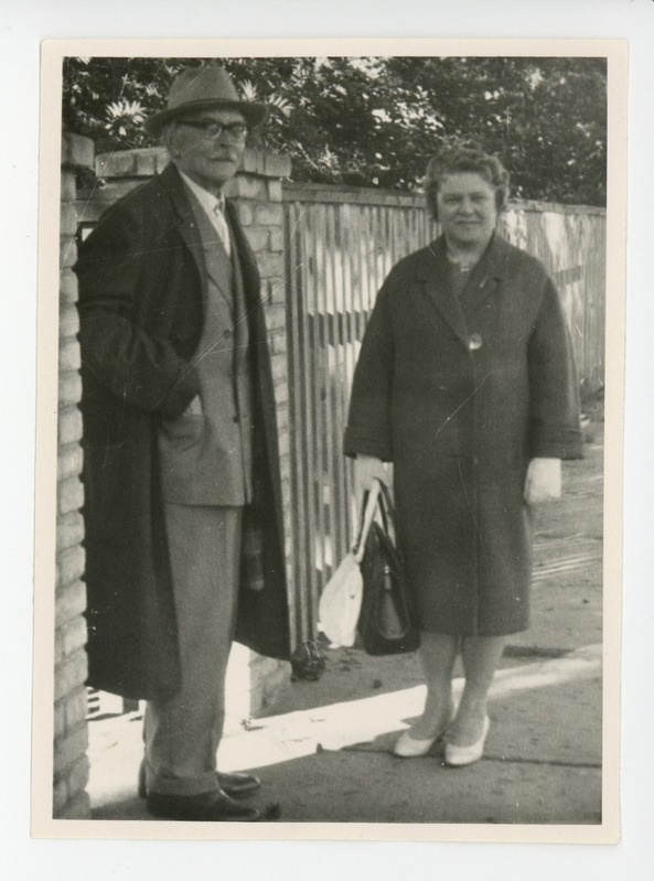 Friedebert Tuglas ja Irja Harmas Tuglase aia väraval, 1962