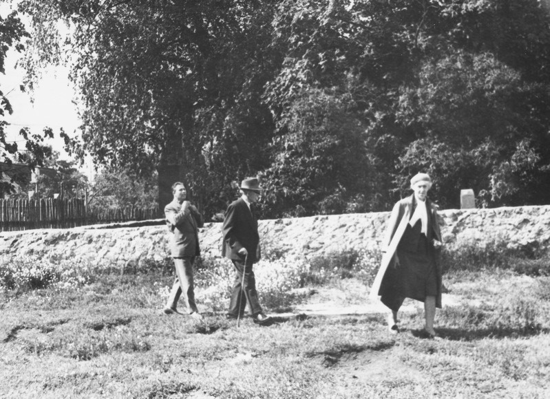 Alatskivi kalmistu taga