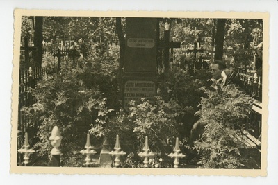Friedebert Tuglas emaga isa haual, juuni 1938  duplicate photo