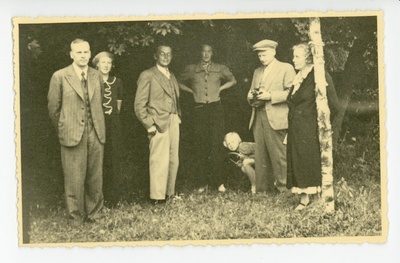 Vääna-Jõesuu Vahtra talu õues, august 1938  duplicate photo