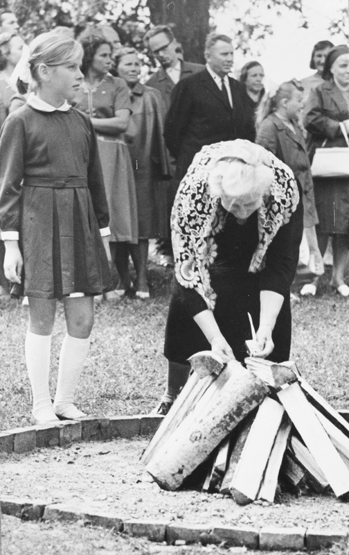 Uderna kooli noorim ja vanim kohalviibiv õpilane monumendi ees lõket süütamas