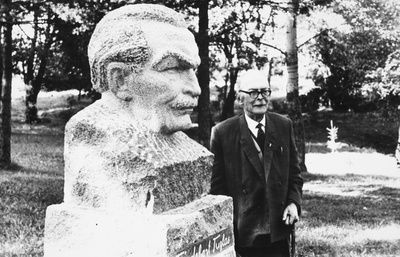 Friedebert Tuglas mälestusmärgi kõrval  duplicate photo