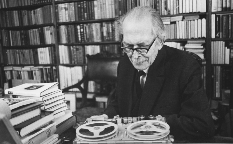 Friedebert Tuglas kuulamas TRÜ aulas toiminud Kr. J. Petersoni auhinna-aktuse lindistust