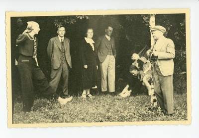 Vääna-Jõesuus Vahtra talu õues, 08.1938  duplicate photo