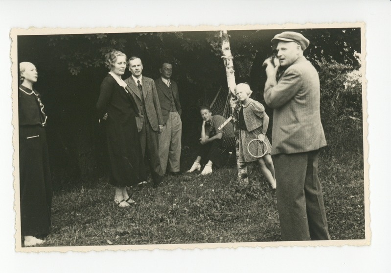 Vääna-Jõesuus Vahtra talu õues, 08.1938