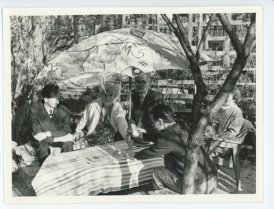 Heino Eesorg, Elo Tuglas, Friedebert Tuglas, Jaan Eilart aias  duplicate photo