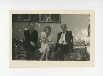 Friedebert Tuglas, Elo Tuglas, Johannes Semper terrassil, 1948  duplicate photo