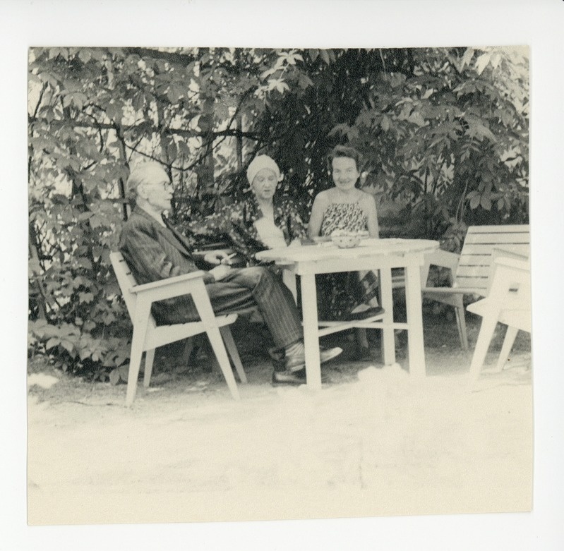 Friedebert Tuglas, Elo Tuglas, Linda Vilmre aias, 1960