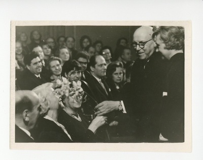 Friedebert Tuglase 80 sünnipäev, akadeemik Johan Eichfeld Elole lilli kinkimas, 1966  duplicate photo