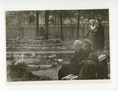 Friedebert Tuglas, Elo Tuglas, Villem Reimann ja Linda Vilmre aias, 1959  similar photo
