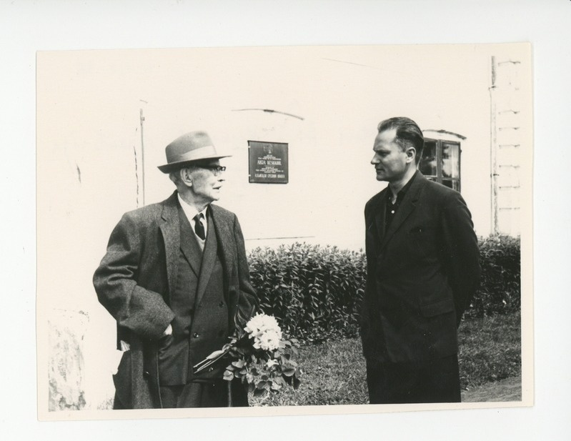 Friedebert Tuglas ja Ahja Keskkooli direktor Ülo Kõpp vestlemas, 07.07.1965