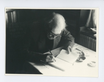 Friedebert Tuglas laua taga kirjutamas, 03.09.1969  duplicate photo