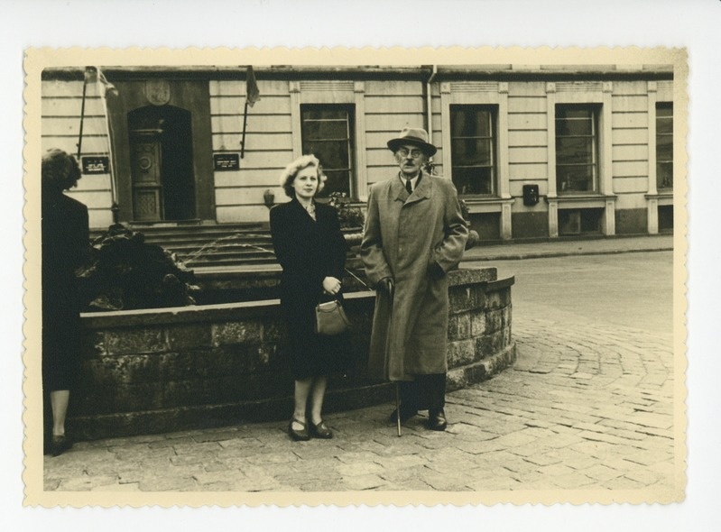 Elo Eesorg ja Friedebert Tuglas Tartus raekoja ees, 29.08.1956