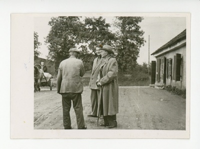 Friedebert Tuglas, Arno Kikas Ahjal endise Karjatare ees, 12.09.1955  duplicate photo
